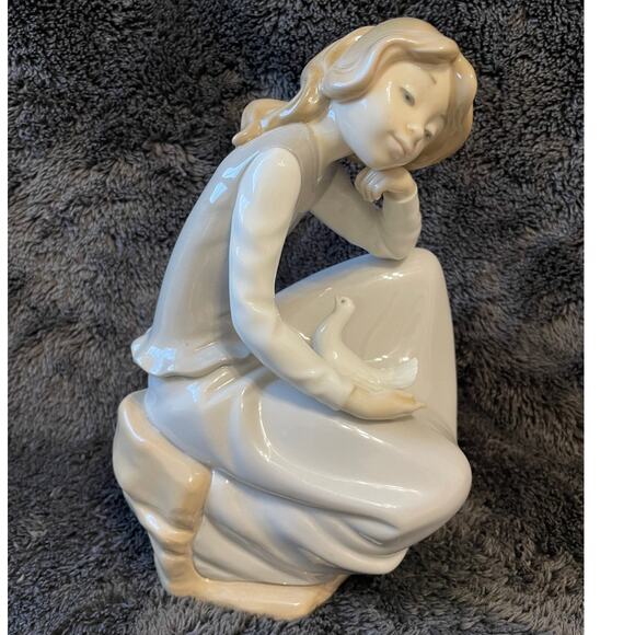 Lladro Firl w/Dove Figurine NAO 9.5 inches 1981 Spain - Picture 1 of 4